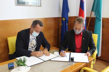 PODPIS POGODBE ZA GRADNJO ŠPORTNE DVORANE BOVEC 1